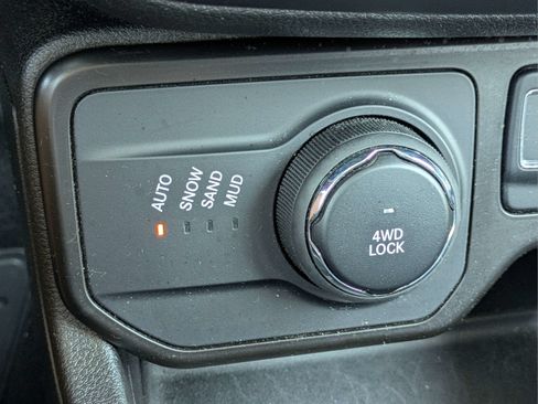 Used 2023 Jeep Renegade Latitude AWD/4WD image 21