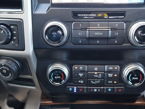 Used 2019 Ford F150 Lariat w/ Equipment Group 502A Luxury AWD/4WD image 14