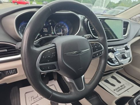 Used 2023 Chrysler Pacifica Touring-L FWD image 9