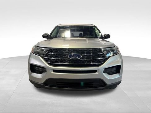 Used 2024 Ford Explorer XLT RWD image 2