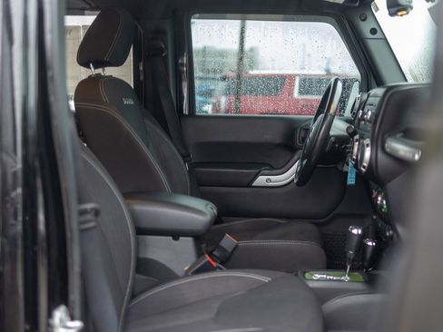 Used 2017 Jeep Wrangler Unlimited Sahara w/ Connectivity Group image 19