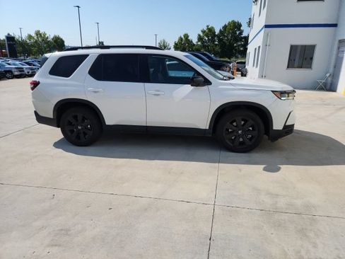 Used 2025 Honda Pilot Black Edition image 17