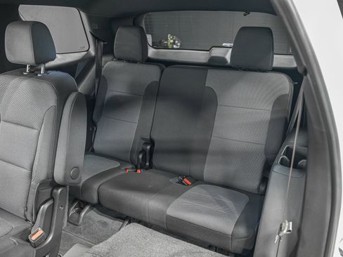 Used 2023 Chevrolet Traverse LT w/ Rear Camera Mirror Package image 28