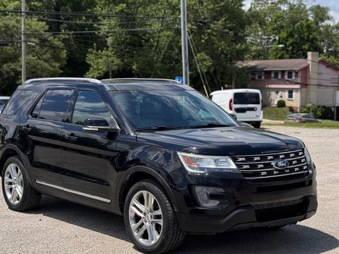 Used 2017 Ford Explorer XLT w/ Equipment Group 202A AWD/4WD image 5