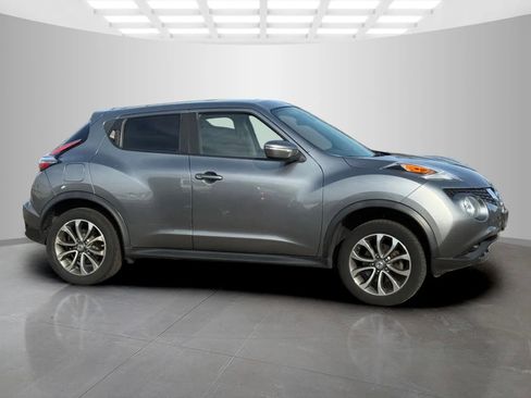 Used 2017 Nissan Juke SV image 3