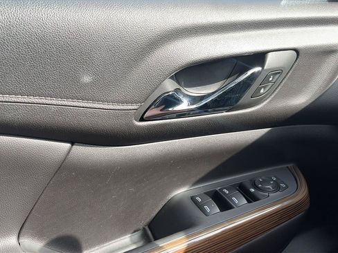 Used 2022 GMC Acadia SLE w/ Driver Convenience Package FWD image 16
