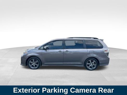 Used 2017 Toyota Sienna SE image 2