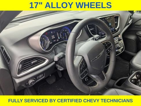 Used 2025 Chrysler Pacifica Select FWD image 20