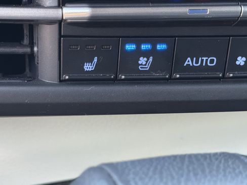 Used 2021 Toyota Sienna Platinum FWD image 30