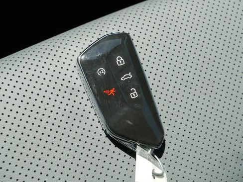 Certified 2025 Volkswagen Tiguan SE AWD/4WD image 35