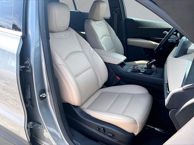 Used 2024 Cadillac XT4 Luxury w/ Cold Weather Package FWD image 9
