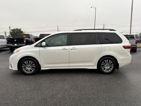 Used 2020 Toyota Sienna XLE image 9