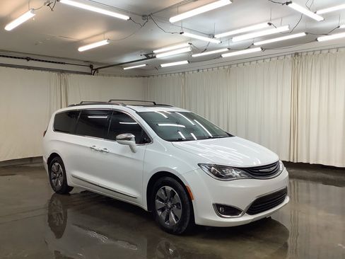Used 2019 Chrysler Pacifica Limited image 4