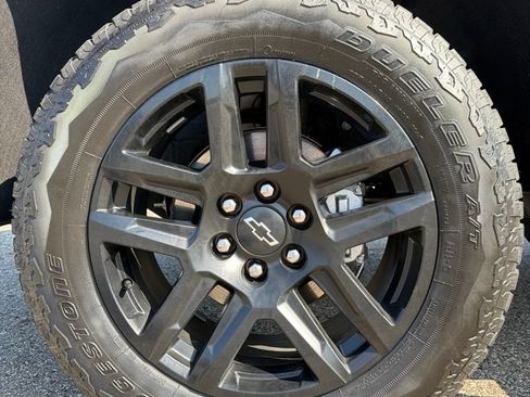 Used 2025 Chevrolet Silverado 1500 LT Trail Boss w/ LT Trail Boss Premium Package AWD/4WD image 9