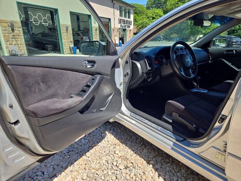 Used 2010 Nissan Altima 2.5 S FWD image 12