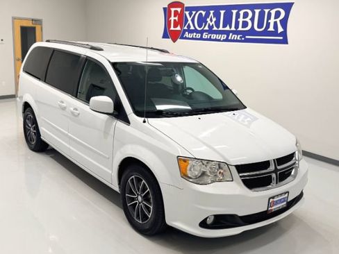 Used 2017 Dodge Grand Caravan SXT image 7