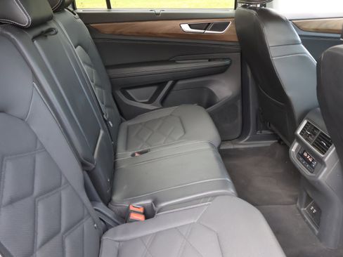 Used 2024 Volkswagen Atlas SE image 21