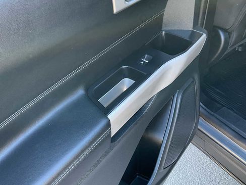 Used 2022 Ford Explorer XLT image 32