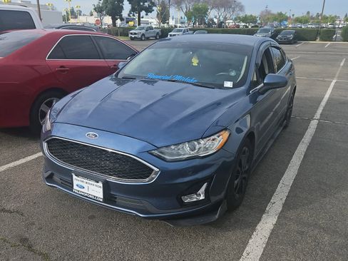 Used 2019 Ford Fusion SE image 1