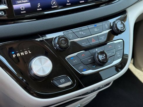 Used 2023 Chrysler Pacifica Touring-L FWD image 32