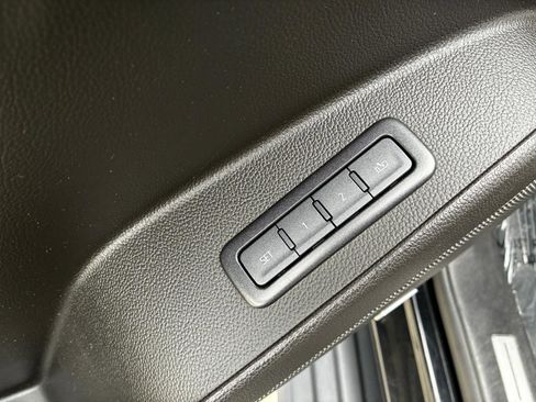 Used 2019 Chevrolet Suburban LT image 12