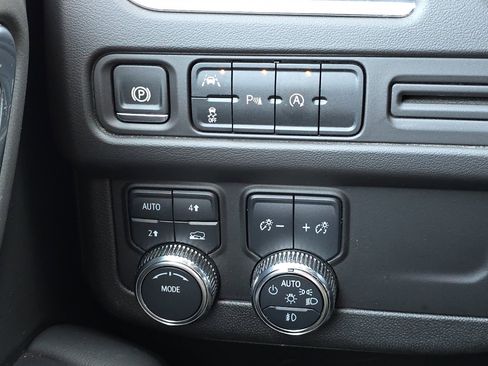 Used 2024 GMC Yukon SLT image 41