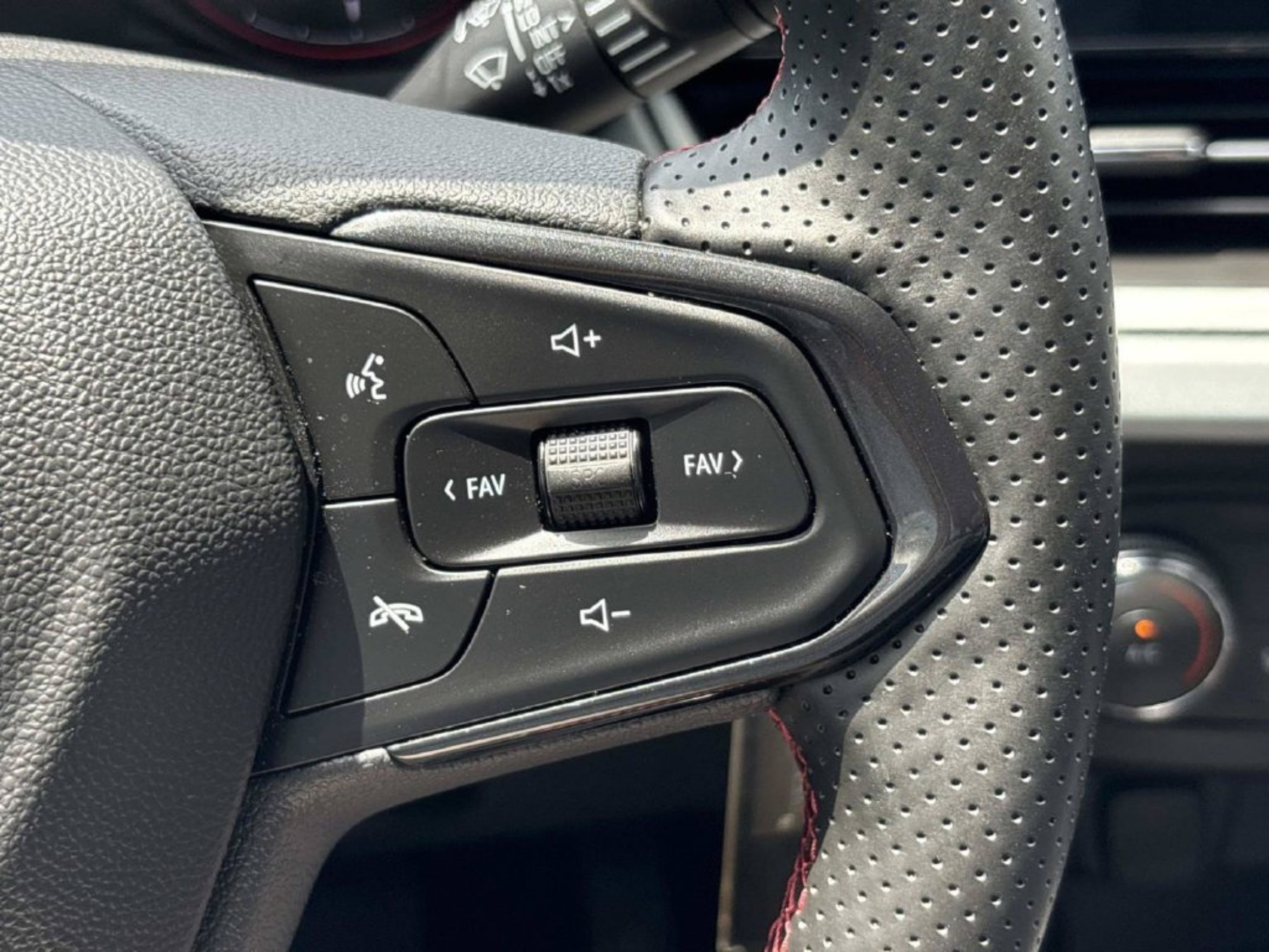 Used 2025 Chevrolet Trax RS FWD image 28
