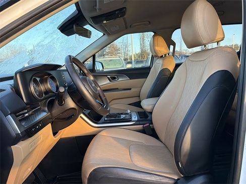 Used 2024 Kia Carnival LX image 8