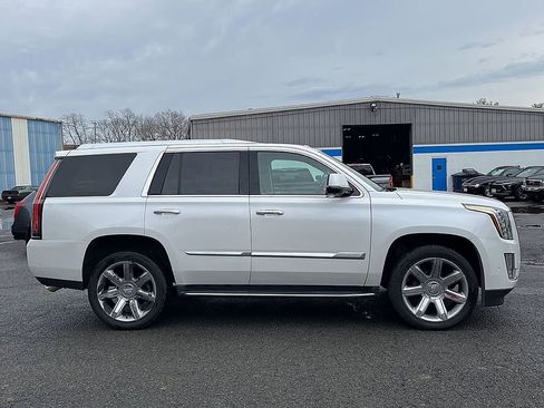 Used 2018 Cadillac Escalade Luxury AWD/4WD image 3
