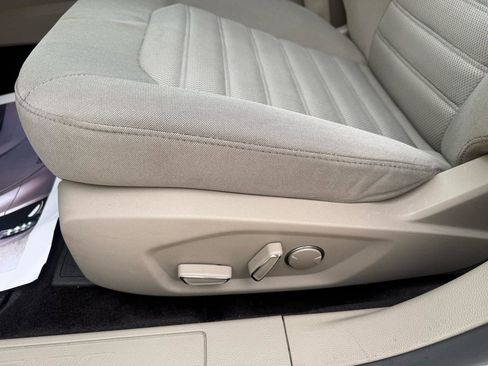 Used 2017 Ford Fusion SE w/ Fusion SE Technology Package FWD image 22