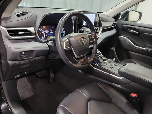 Used 2023 Toyota Highlander XLE AWD/4WD image 16