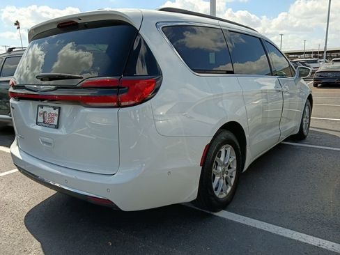 Used 2022 Chrysler Pacifica Touring-L image 3