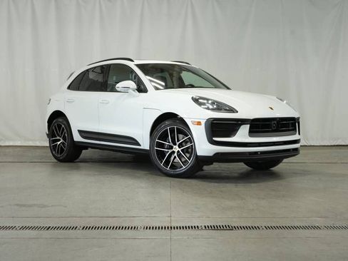 Certified 2025 Porsche Macan AWD/4WD image 9