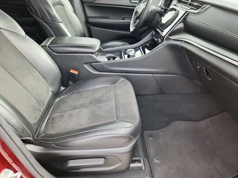 Used 2024 Jeep Grand Cherokee Altitude AWD/4WD image 14