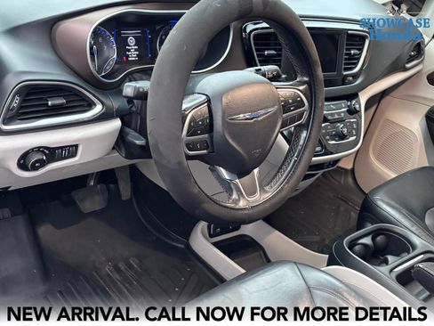 Used 2019 Chrysler Pacifica Touring-L FWD image 8