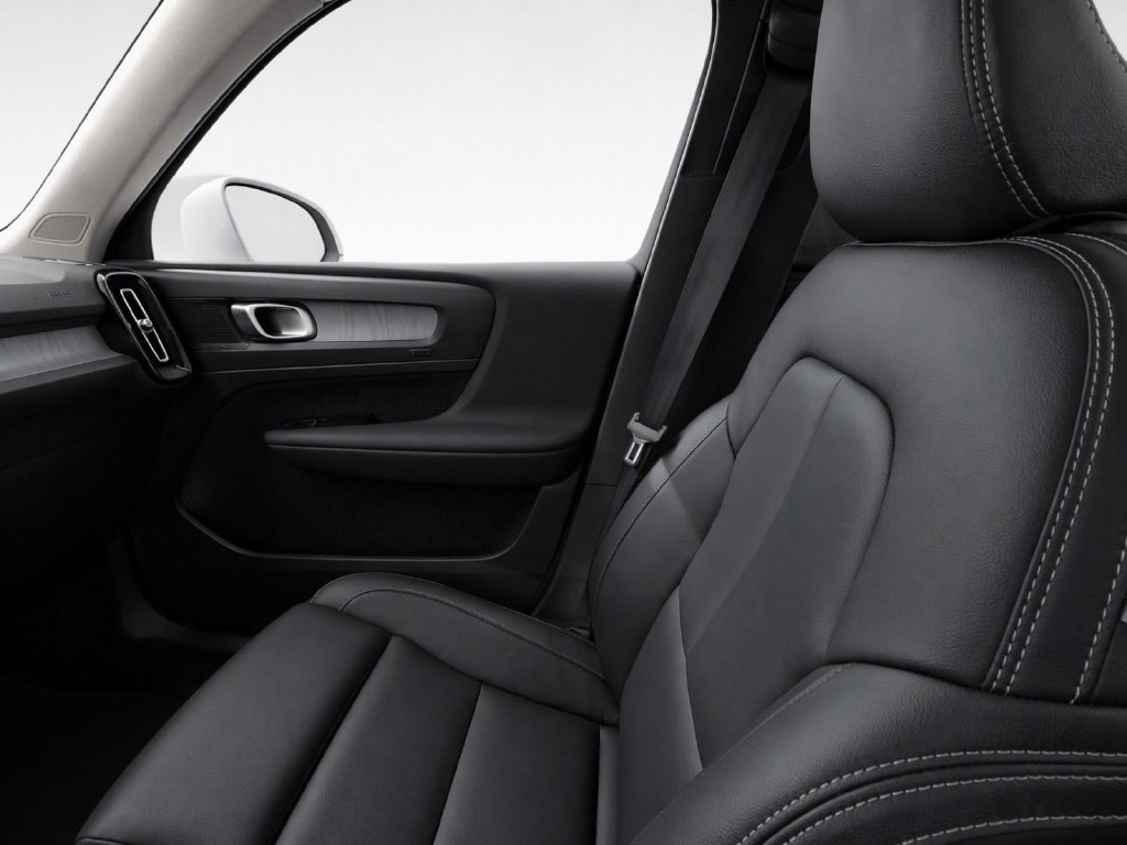 Used 2025 Volvo XC40 B5 Plus AWD/4WD image 31
