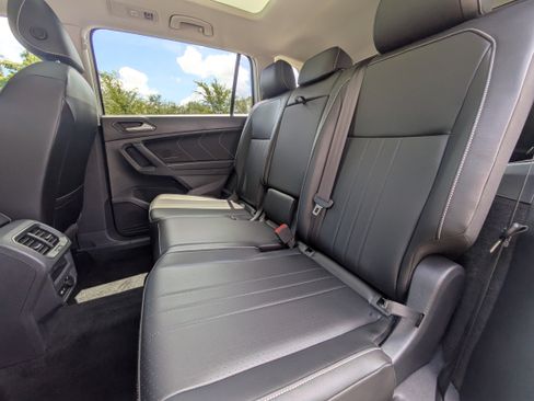 Used 2022 Volkswagen Tiguan SE FWD image 12