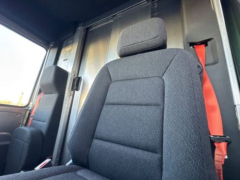 New 2025 Chevrolet Brightdrop 400 w/ Power Door Package image 12