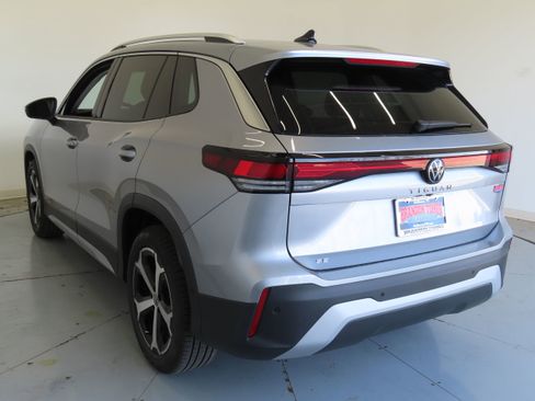 New 2026 Volkswagen Tiguan SE FWD image 7