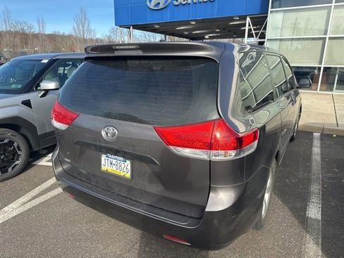 Used 2013 Toyota Sienna L image 9