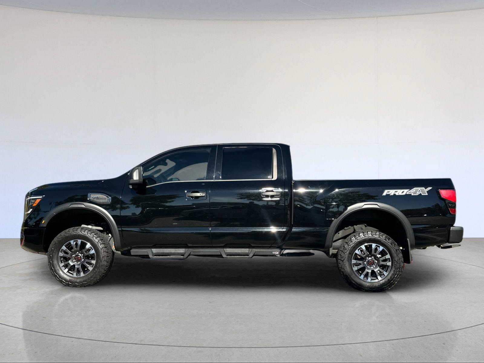 Used 2023 Nissan Titan PRO-4X w/ Pro-4x Convenience Package AWD/4WD image 3