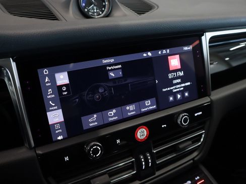 Certified 2024 Porsche Macan AWD/4WD image 19