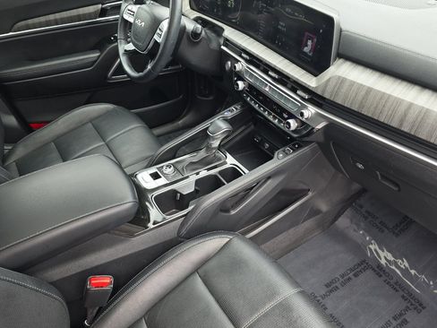 Used 2024 Kia Telluride EX w/ EX Captain's Chair Package AWD/4WD image 19