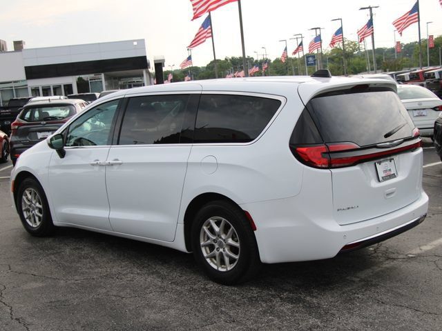 Used 2023 Chrysler Pacifica Touring-L FWD image 3