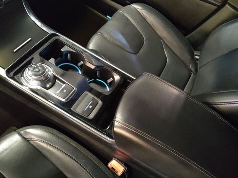 Used 2019 Ford Edge Titanium image 26