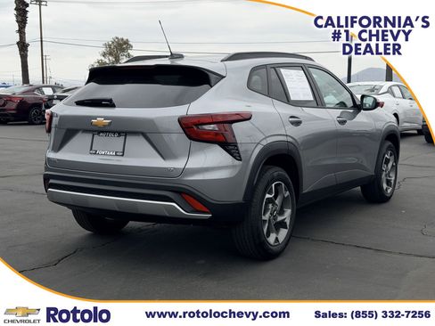 Used 2025 Chevrolet Trax LT FWD image 6