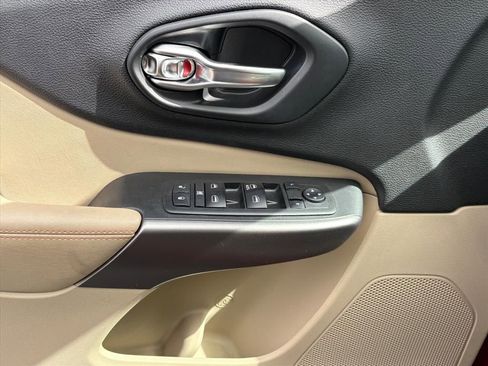 Used 2019 Jeep Cherokee Latitude w/ Popular Appearance Group image 12