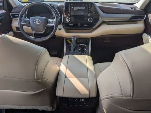 Used 2021 Toyota Highlander XLE AWD/4WD image 22