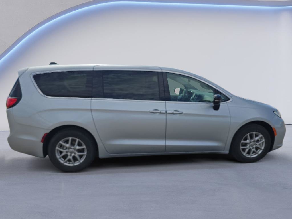 Used 2024 Chrysler Pacifica Touring-L FWD image 4