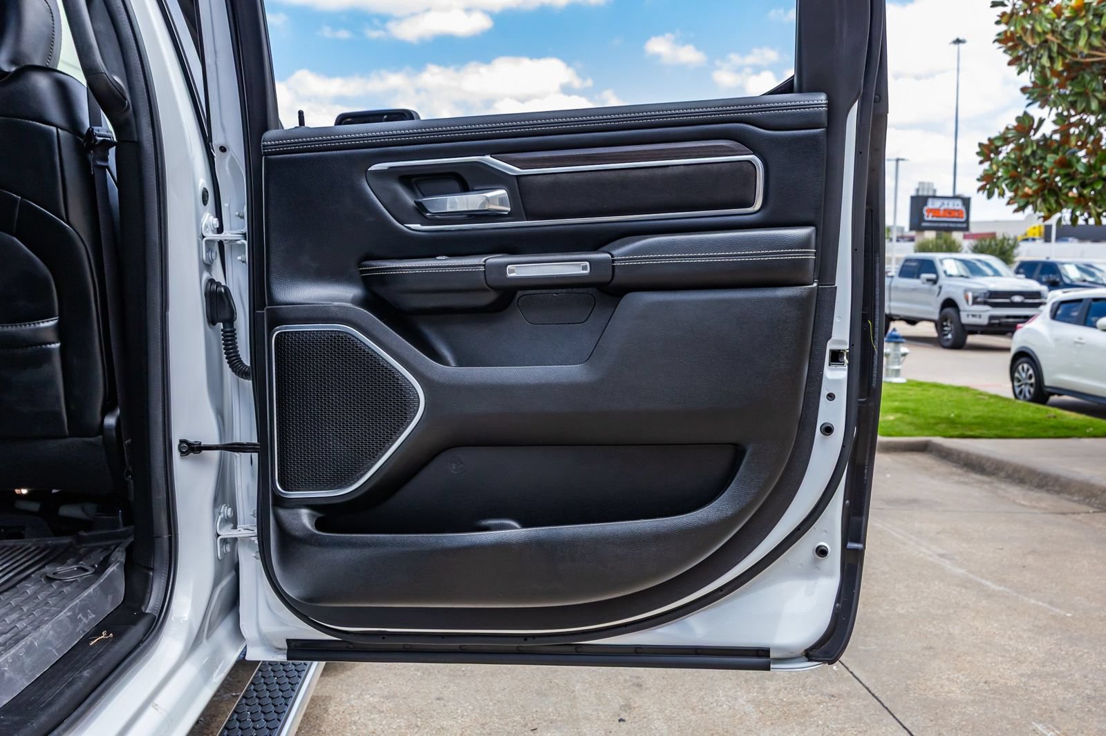 Used 2025 RAM 1500 Laramie AWD/4WD image 40